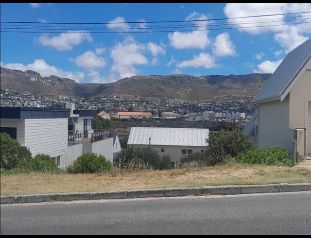 LAND FOR SALE IN CLOVELLY